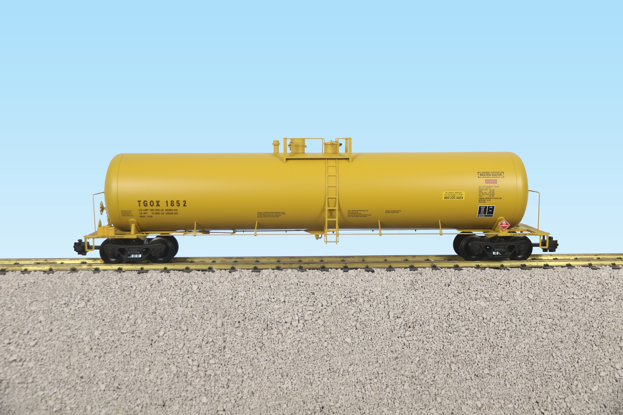 US RAIL LEASING 55 MODERN TANKCAR YELLOW