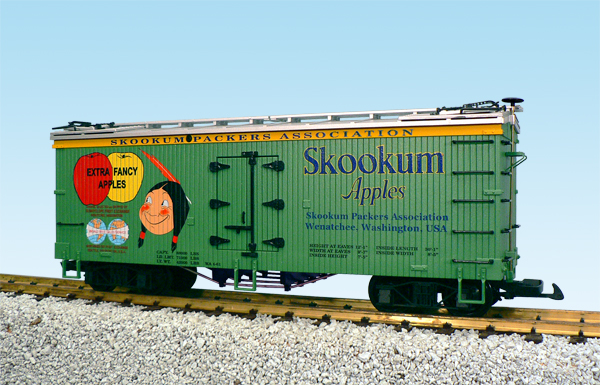 SKOOKUM APPPLES REEFER CAR GREEN