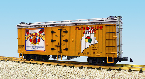 MAINE APPLES REEFER CAR YELLOW/SILVER